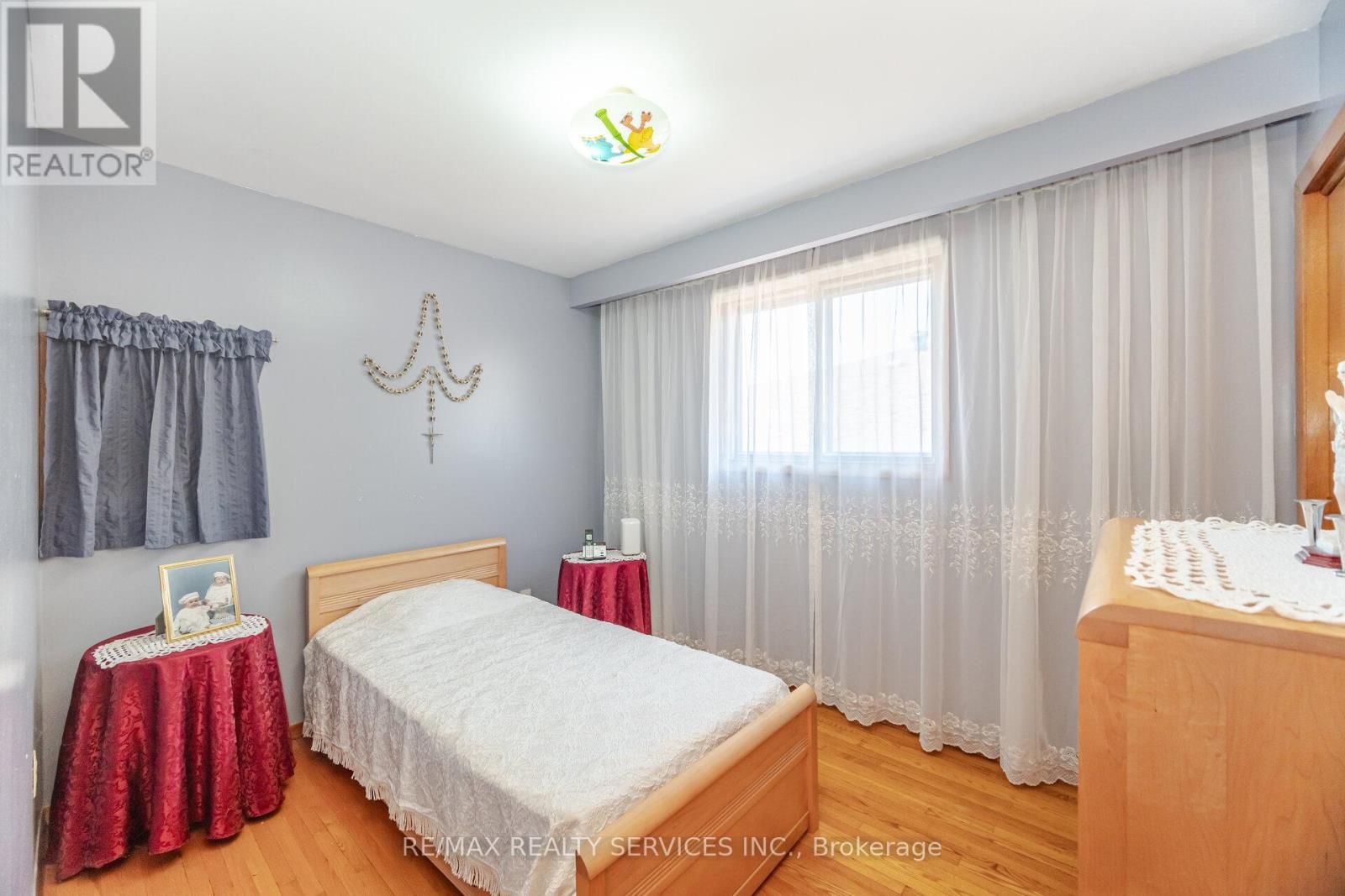 Photo 11 of 33 Tolton Drive, Brampton ON