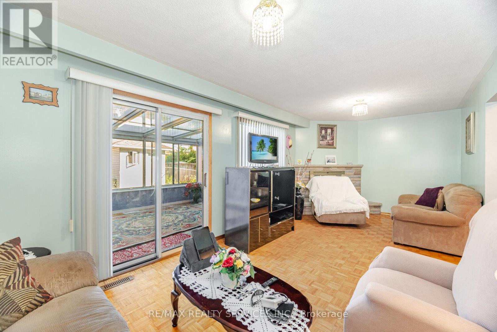 Photo 13 of 33 Tolton Drive, Brampton ON