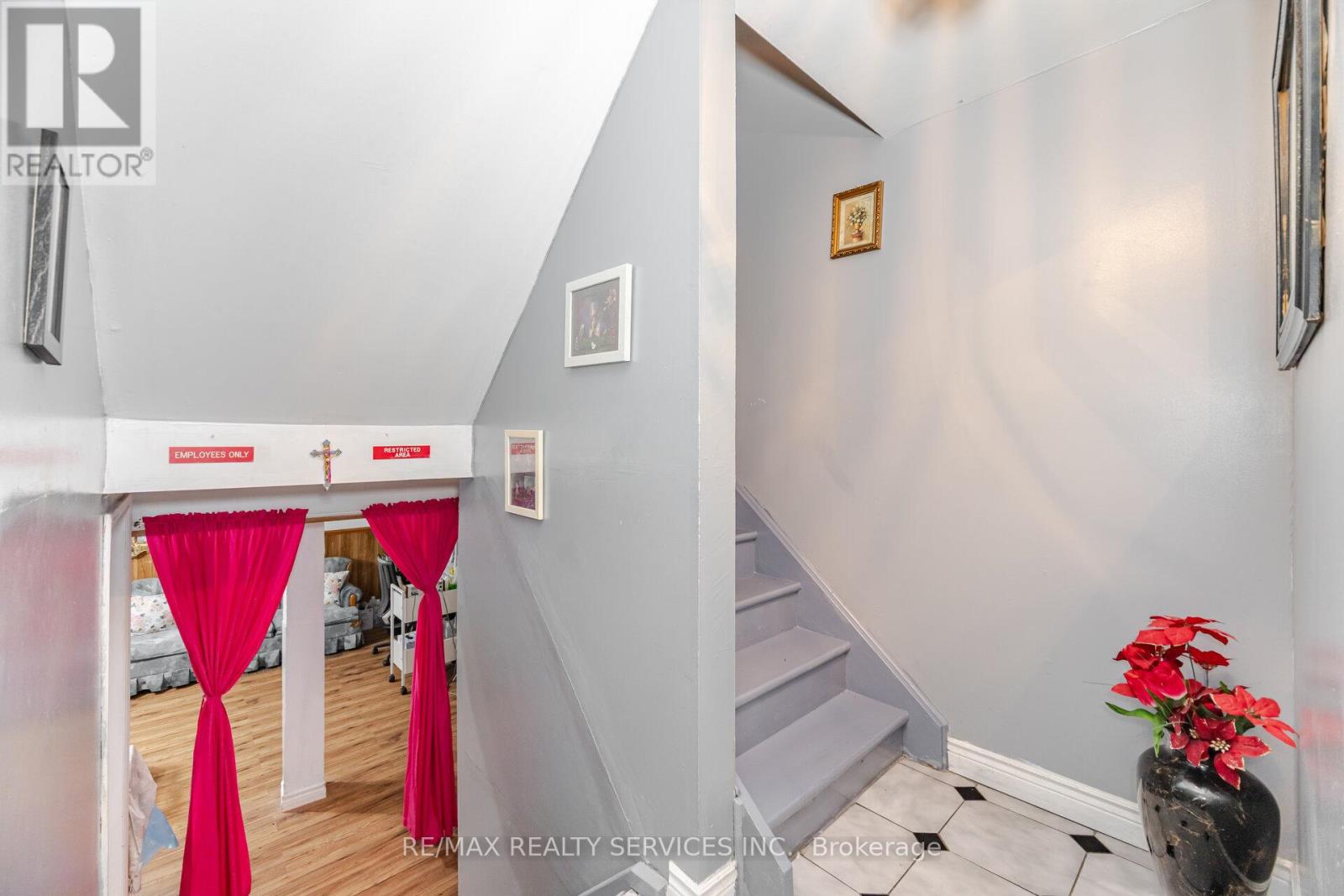 Photo 3 of 33 Tolton Drive, Brampton ON