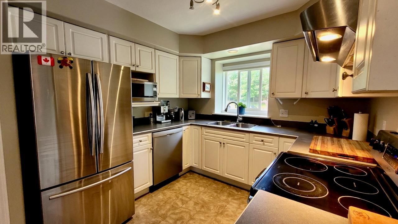 Photo 10 of 428 Beasley Crescent W, Nelson BC