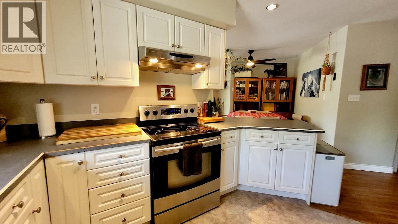 Photo 16 of 428 Beasley Crescent W, Nelson BC
