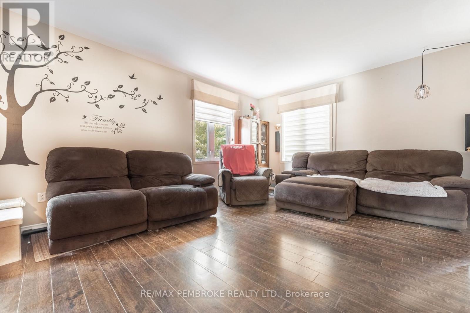 Photo 12 of 402 Christie Street, Pembroke ON