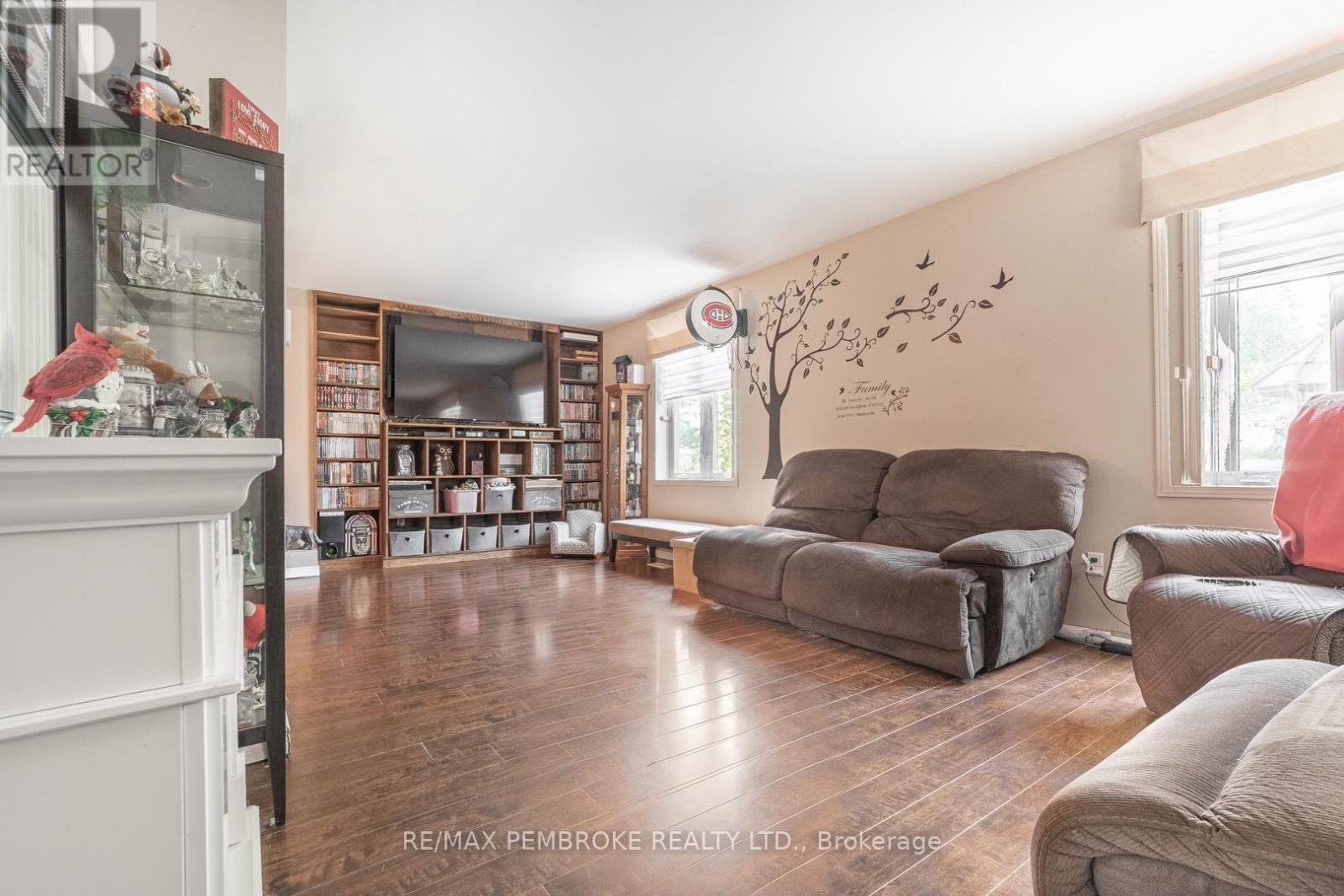 Photo 11 of 402 Christie Street, Pembroke ON