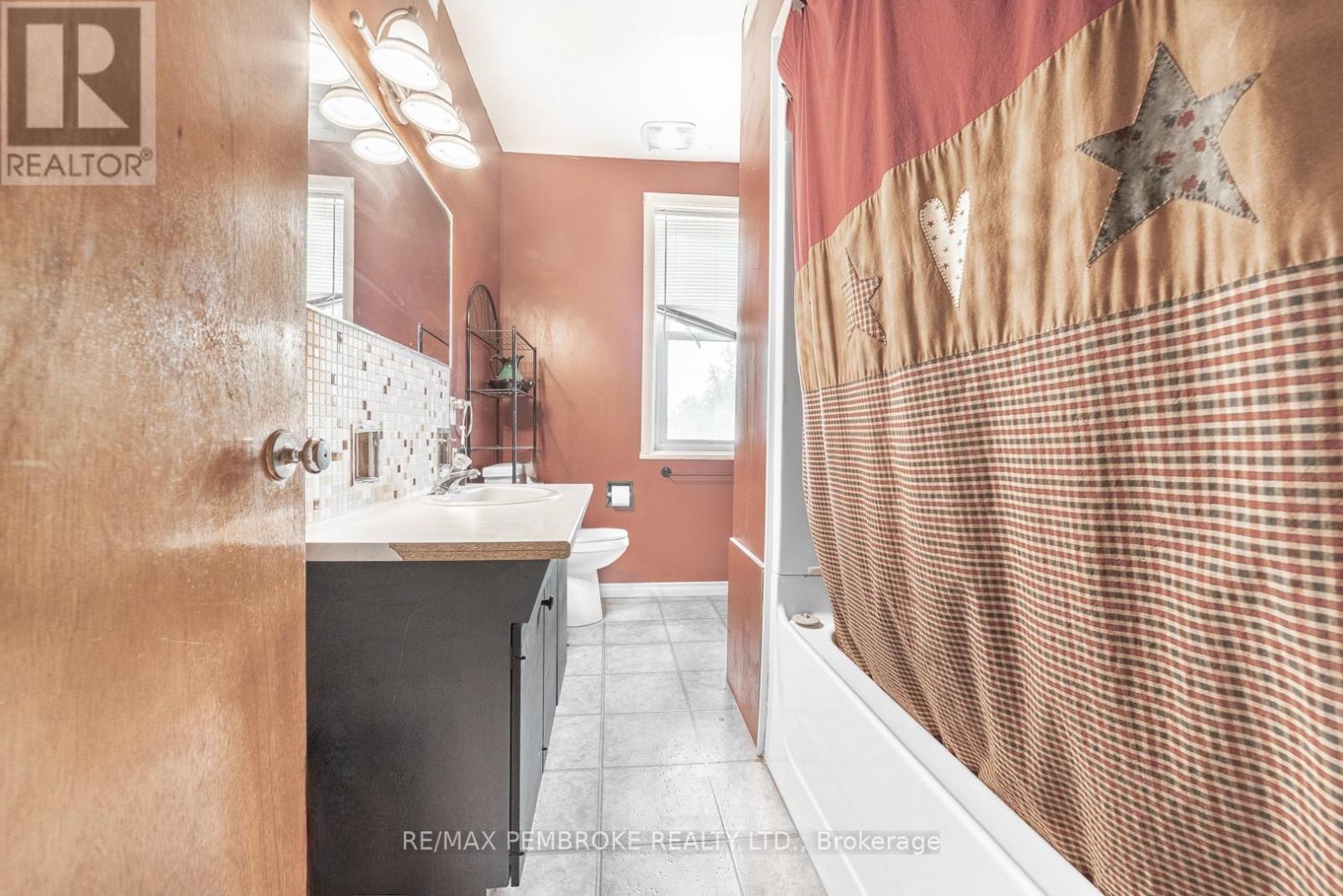 Photo 1 of 402 Christie Street, Pembroke ON