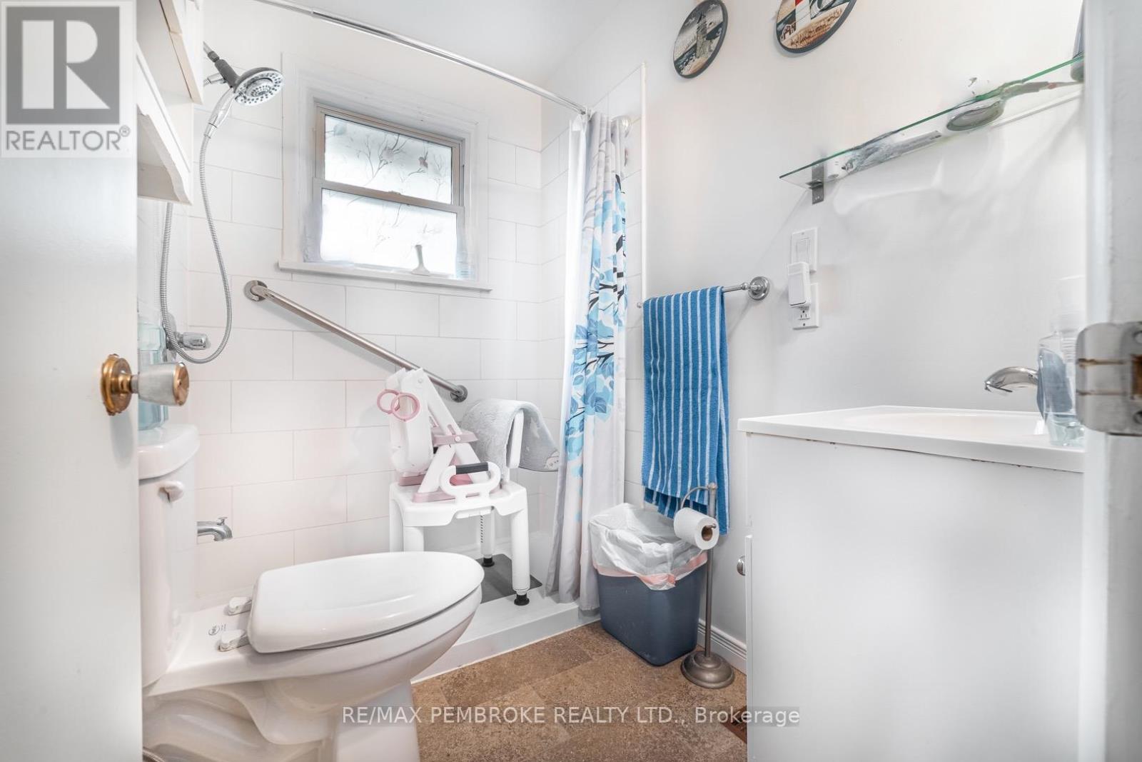 Photo 3 of 402 Christie Street, Pembroke ON