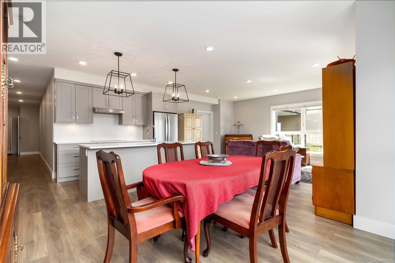Single Family House for Sale in   Travino Lane Travino Gardens Saanich 