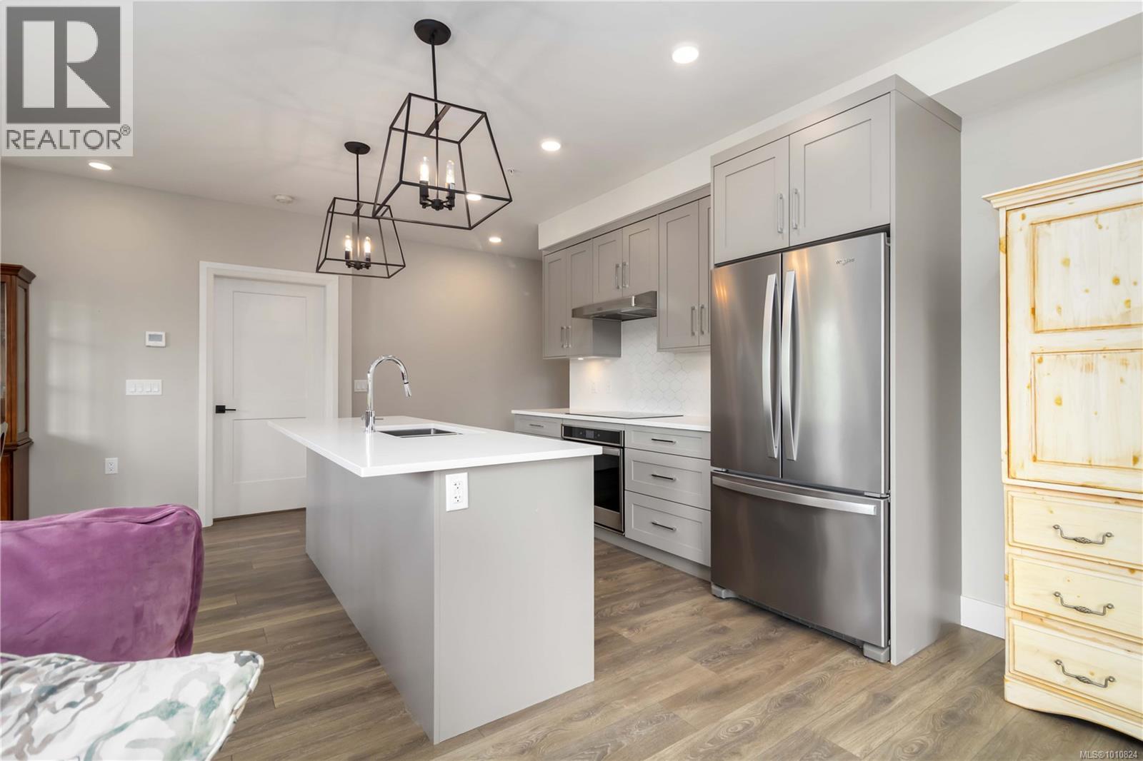 Single Family House for Sale in   Travino Lane Travino Gardens Saanich 