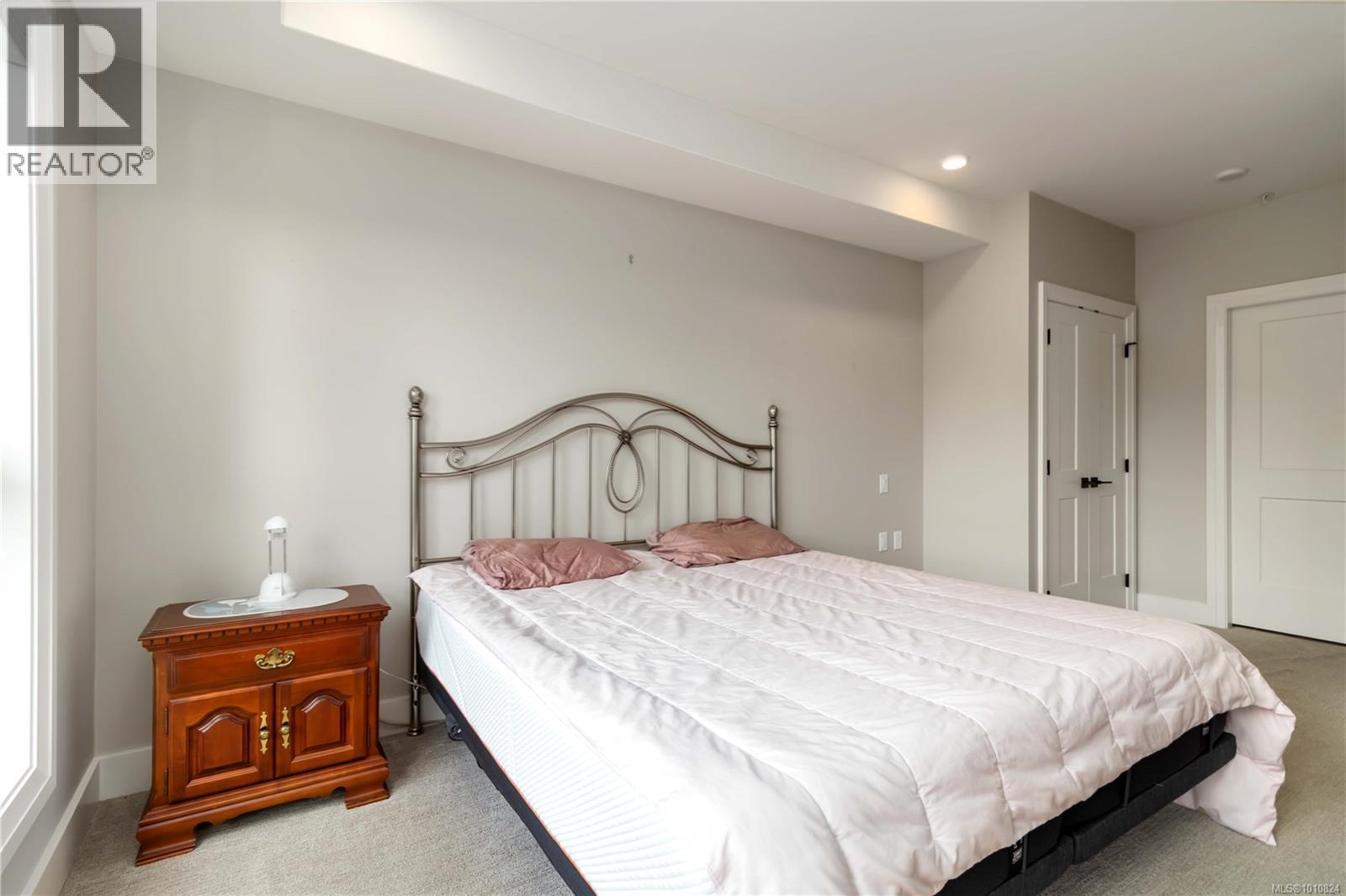 Single Family House for Sale in   Travino Lane Travino Gardens Saanich 