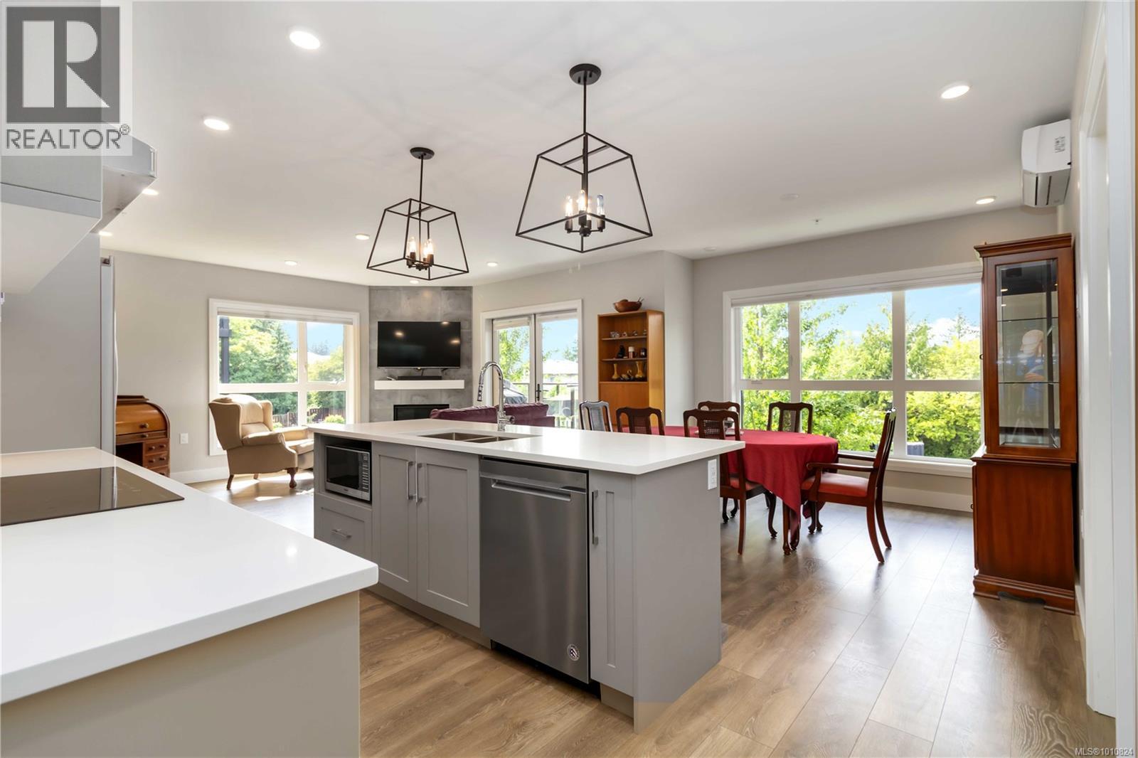 Single Family House for Sale in   Travino Lane Travino Gardens Saanich 