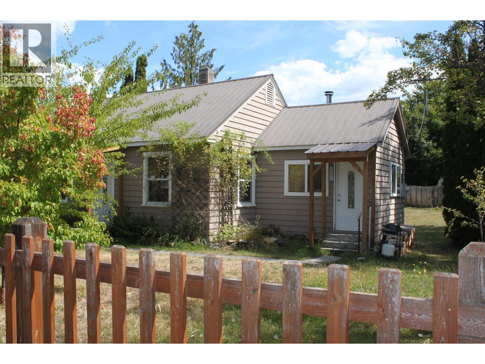 Photo 22 of 207 5th Avenue, Nakusp BC