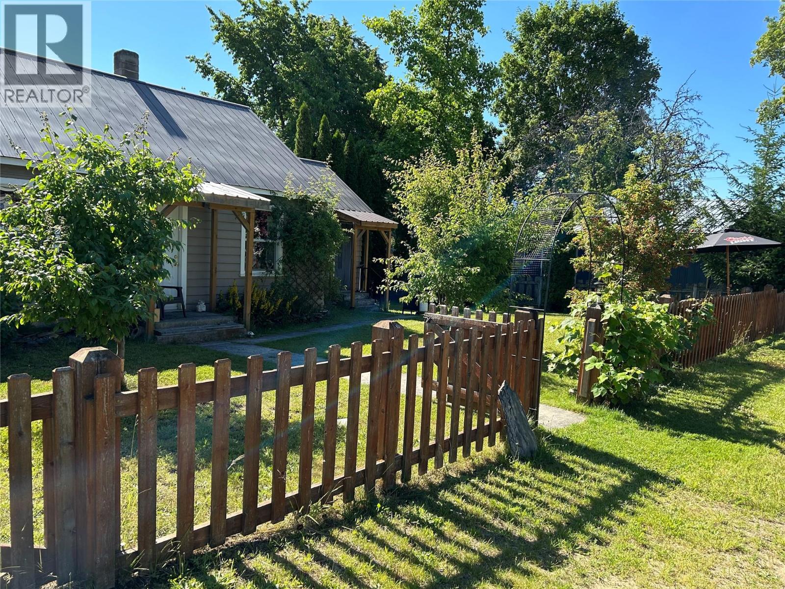 Photo 3 of 207 5th Avenue, Nakusp BC