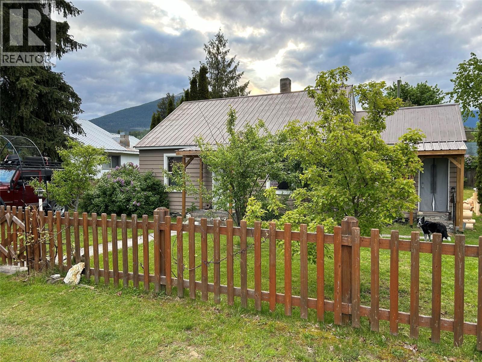 Photo 8 of 207 5th Avenue, Nakusp BC