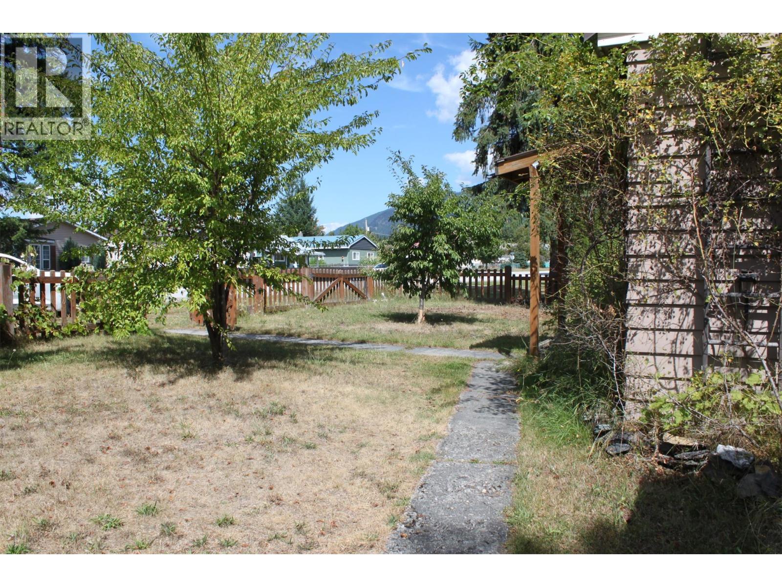 Photo 14 of 207 5th Avenue, Nakusp BC