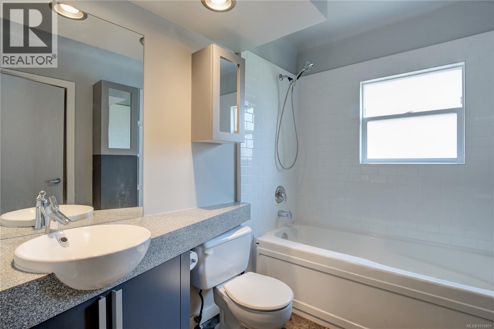 Photo 3 of 1211 Fairfield Rd, Victoria BC
