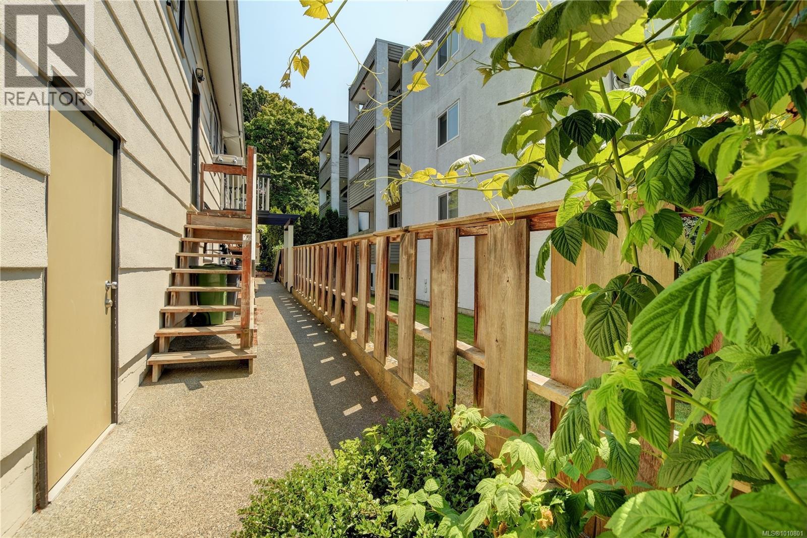 Photo 11 of 1211 Fairfield Rd, Victoria BC