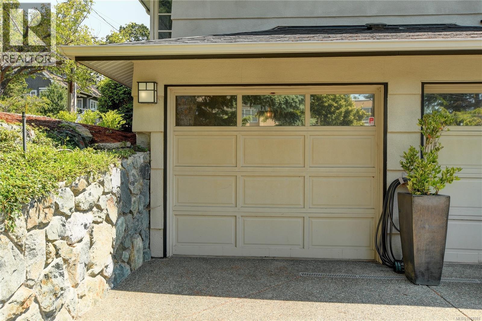 Photo 4 of 1211 Fairfield Rd, Victoria BC