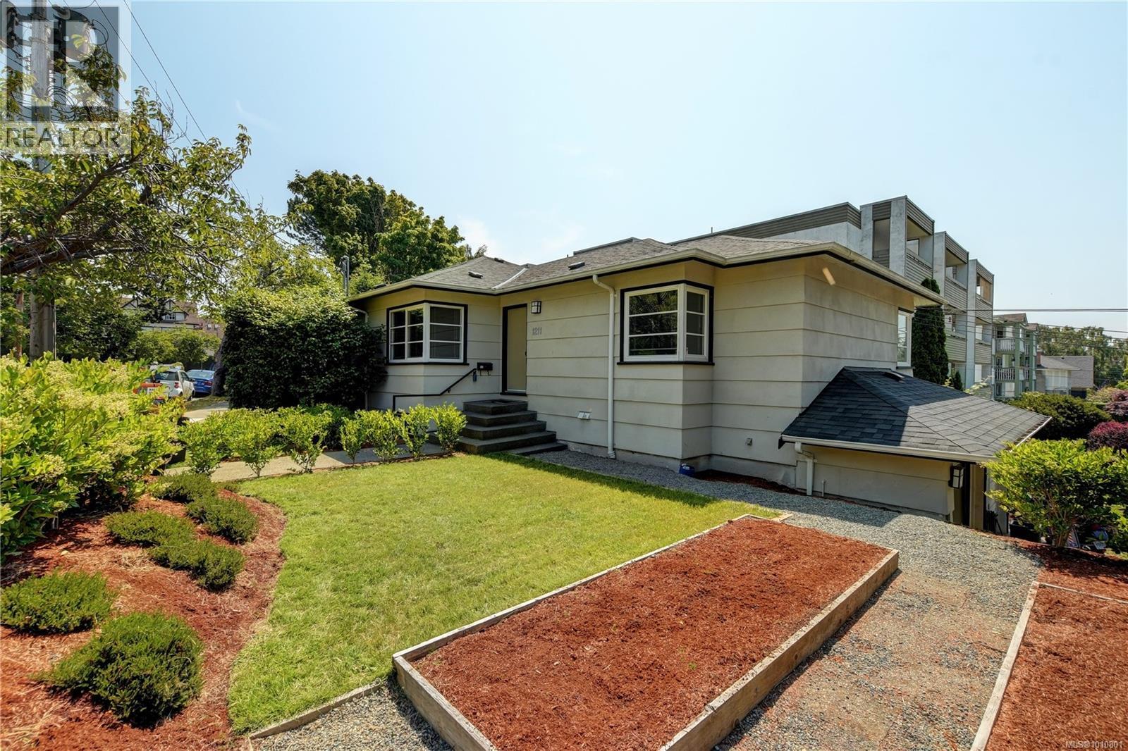 Photo 6 of 1211 Fairfield Rd, Victoria BC