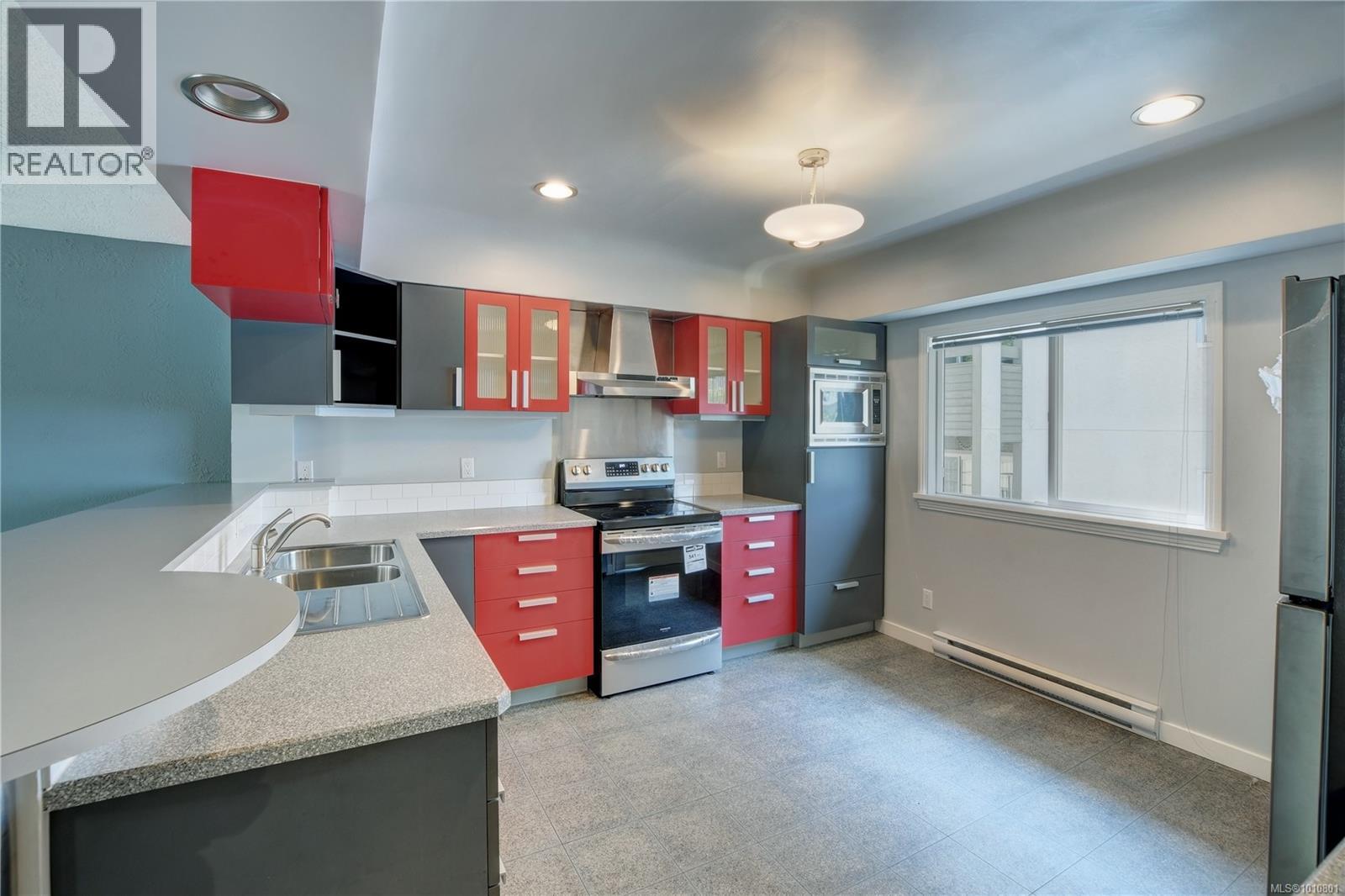 Photo 17 of 1211 Fairfield Rd, Victoria BC
