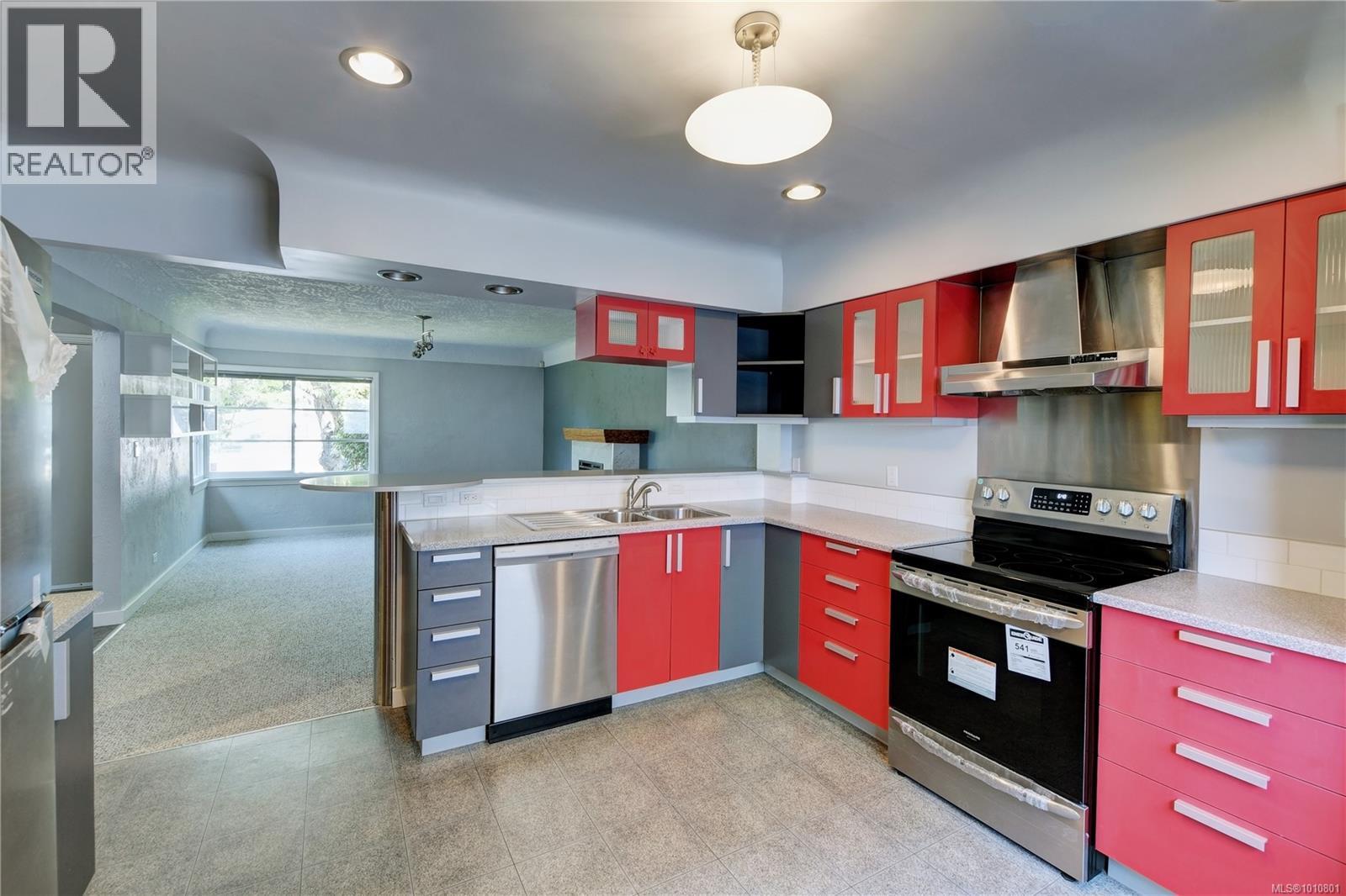 Photo 2 of 1211 Fairfield Rd, Victoria BC