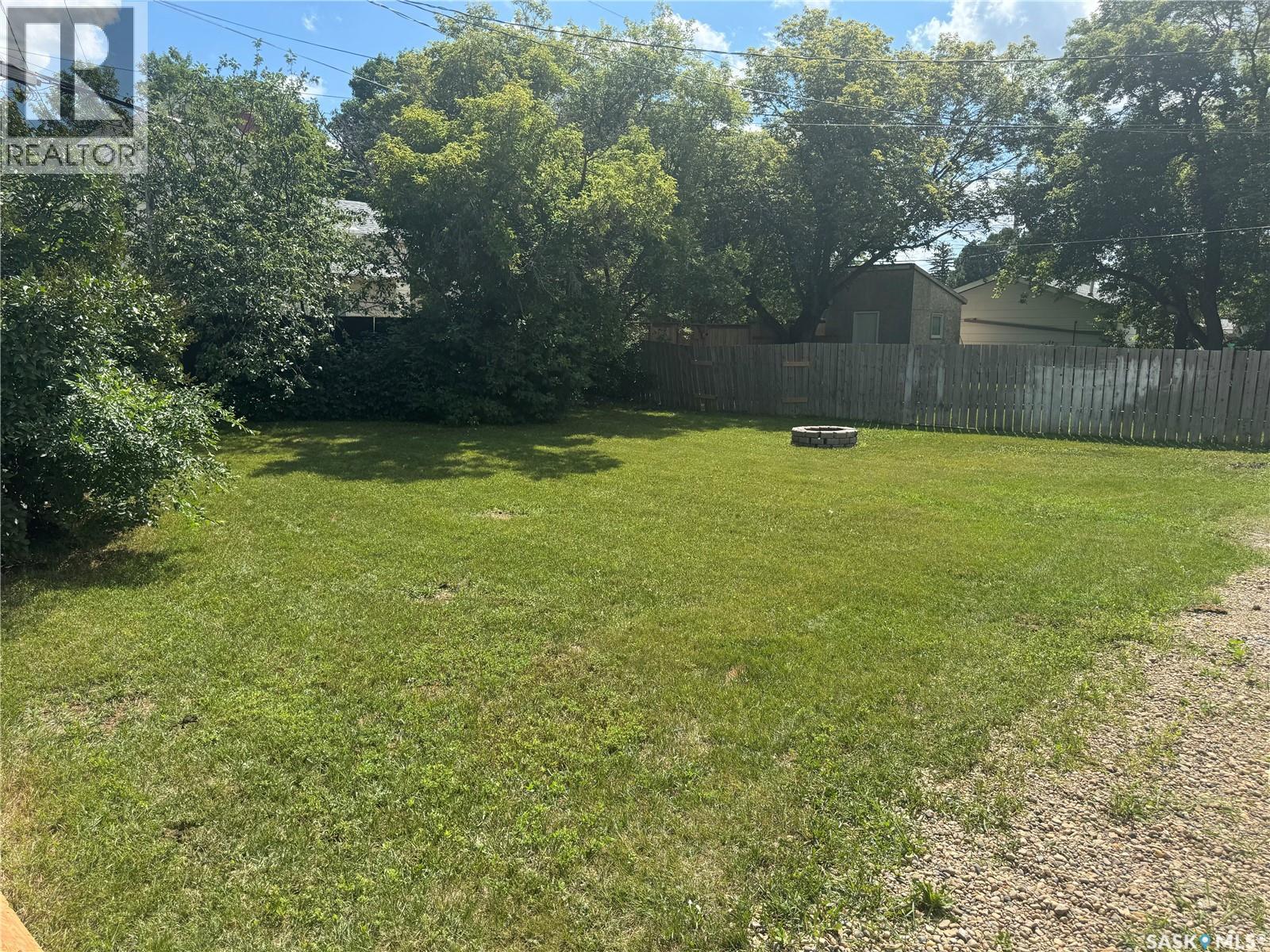 Photo 16 of 136 10th Street, Weyburn SK