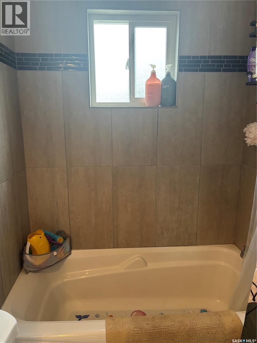 Photo 18 of 136 10th Street, Weyburn SK