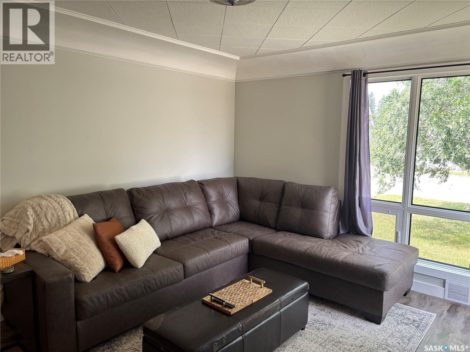 Photo 25 of 136 10th Street, Weyburn SK