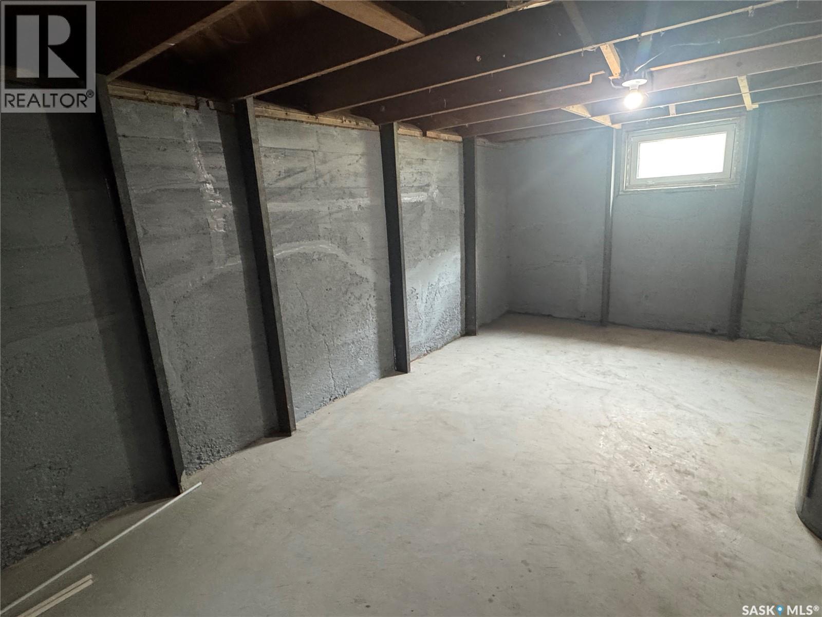 Photo 9 of 136 10th Street, Weyburn SK