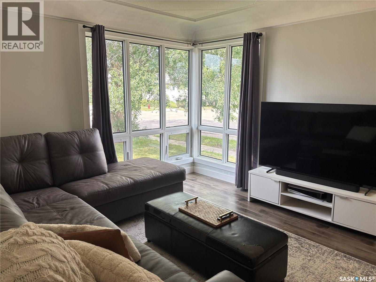 Photo 30 of 136 10th Street, Weyburn SK