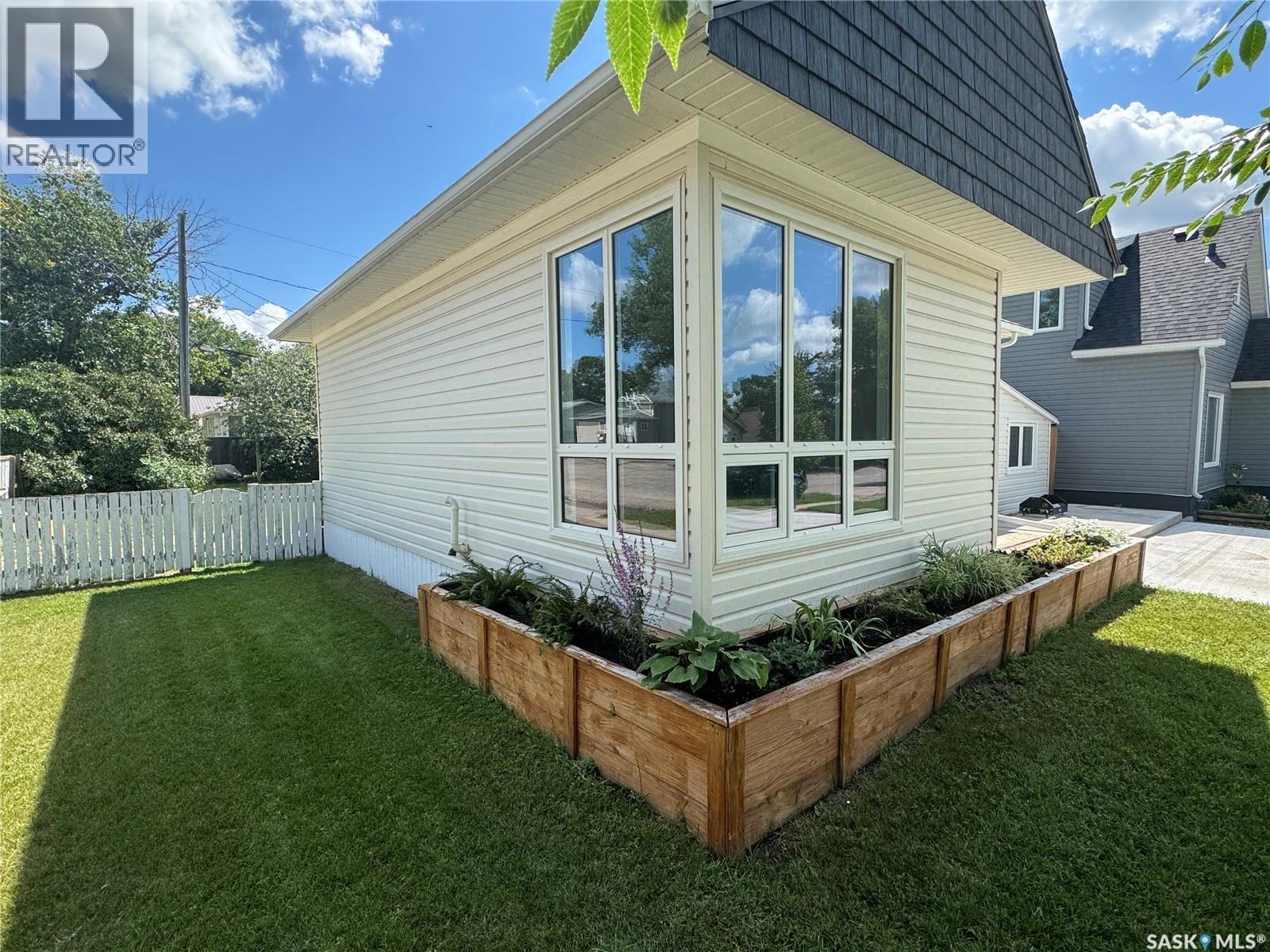Photo 5 of 136 10th Street, Weyburn SK