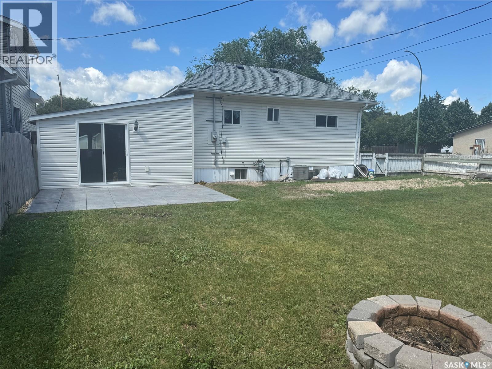 Photo 24 of 136 10th Street, Weyburn SK