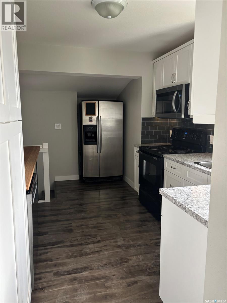 Photo 3 of 136 10th Street, Weyburn SK