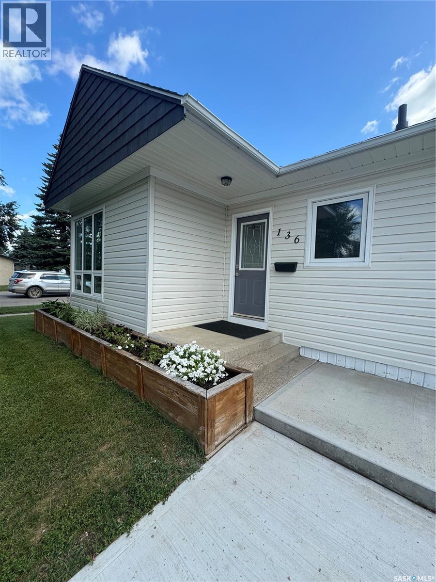 Photo 15 of 136 10th Street, Weyburn SK