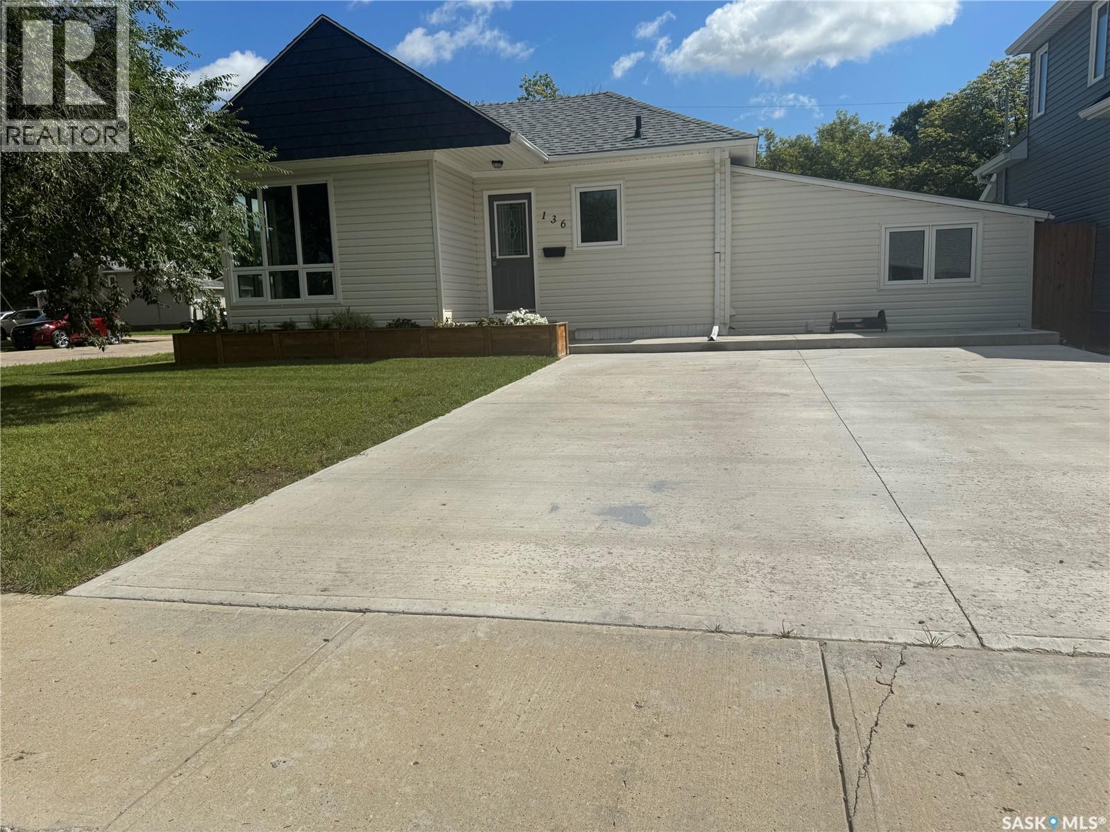 Photo 21 of 136 10th Street, Weyburn SK