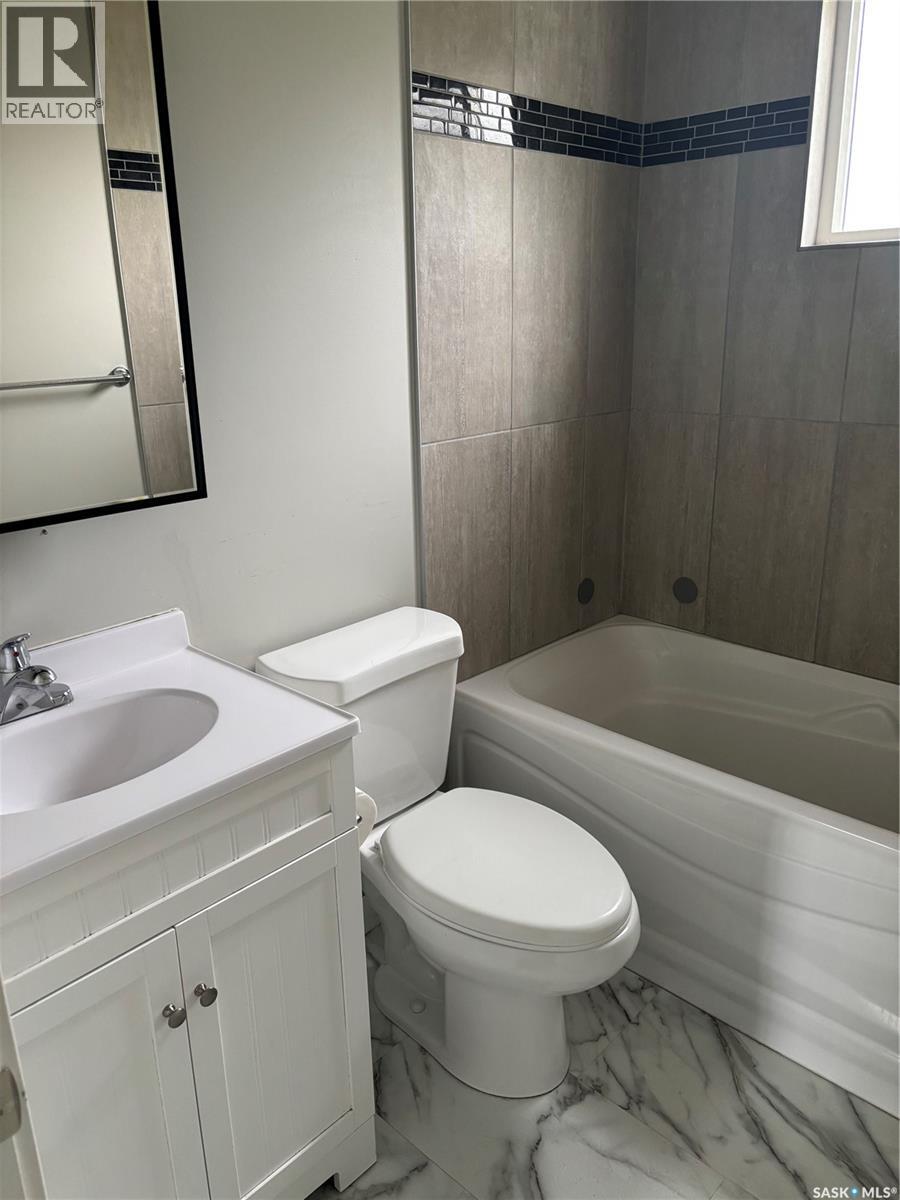 Photo 33 of 136 10th Street, Weyburn SK