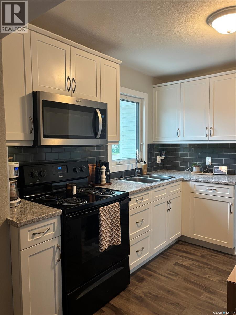 Photo 4 of 136 10th Street, Weyburn SK