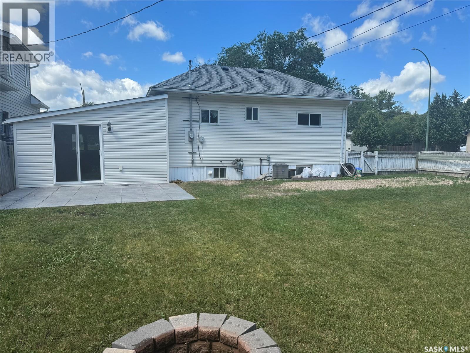 Photo 12 of 136 10th Street, Weyburn SK