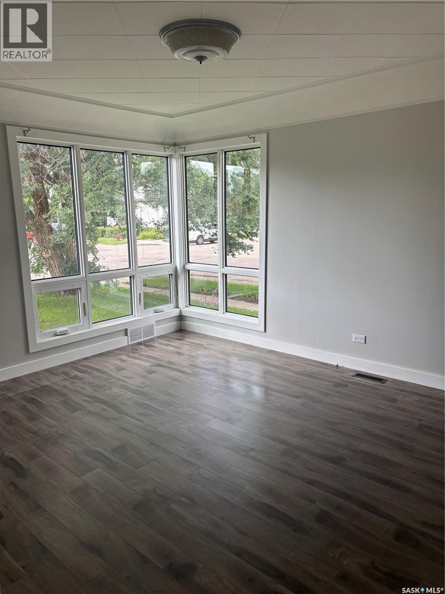 Photo 17 of 136 10th Street, Weyburn SK