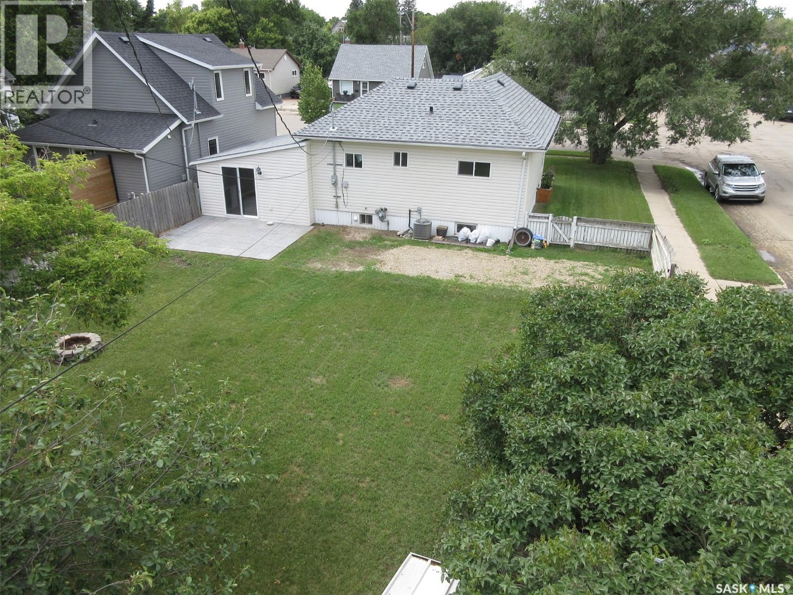 Photo 7 of 136 10th Street, Weyburn SK