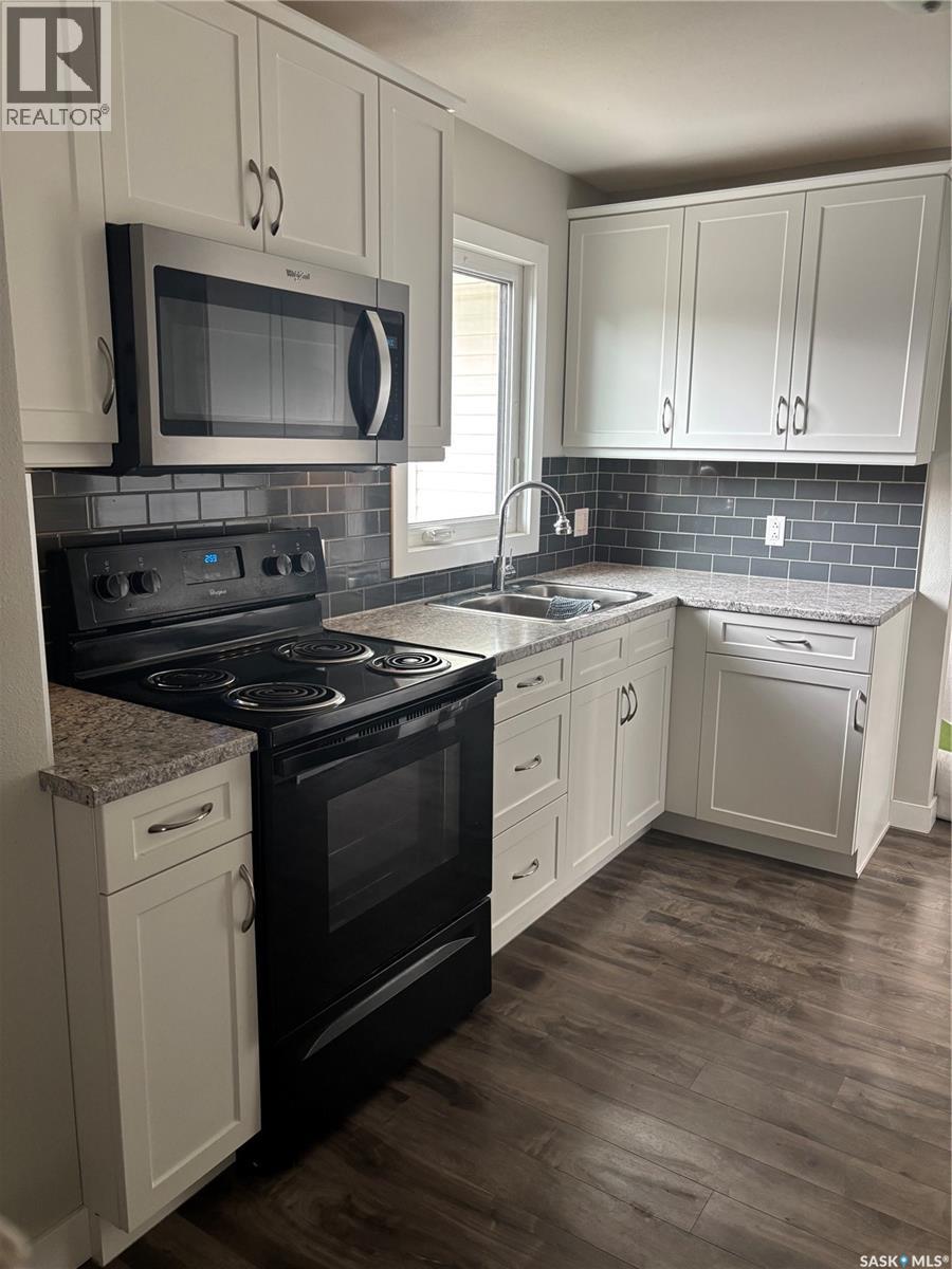 Photo 34 of 136 10th Street, Weyburn SK