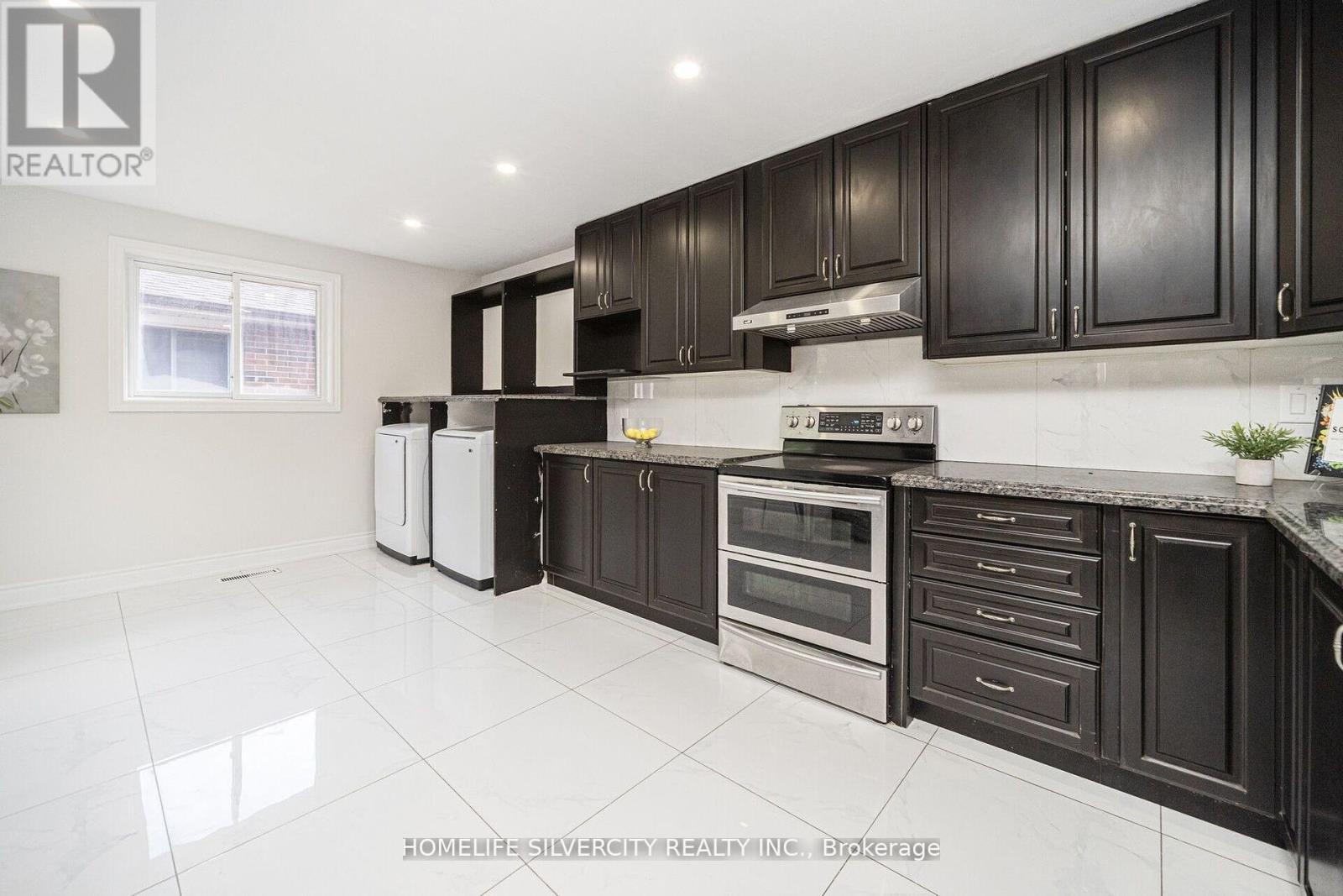 Photo 11 of 71 Massey Street, Brampton ON