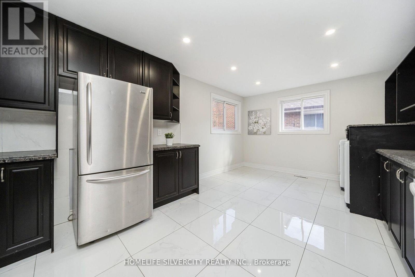 Photo 12 of 71 Massey Street, Brampton ON
