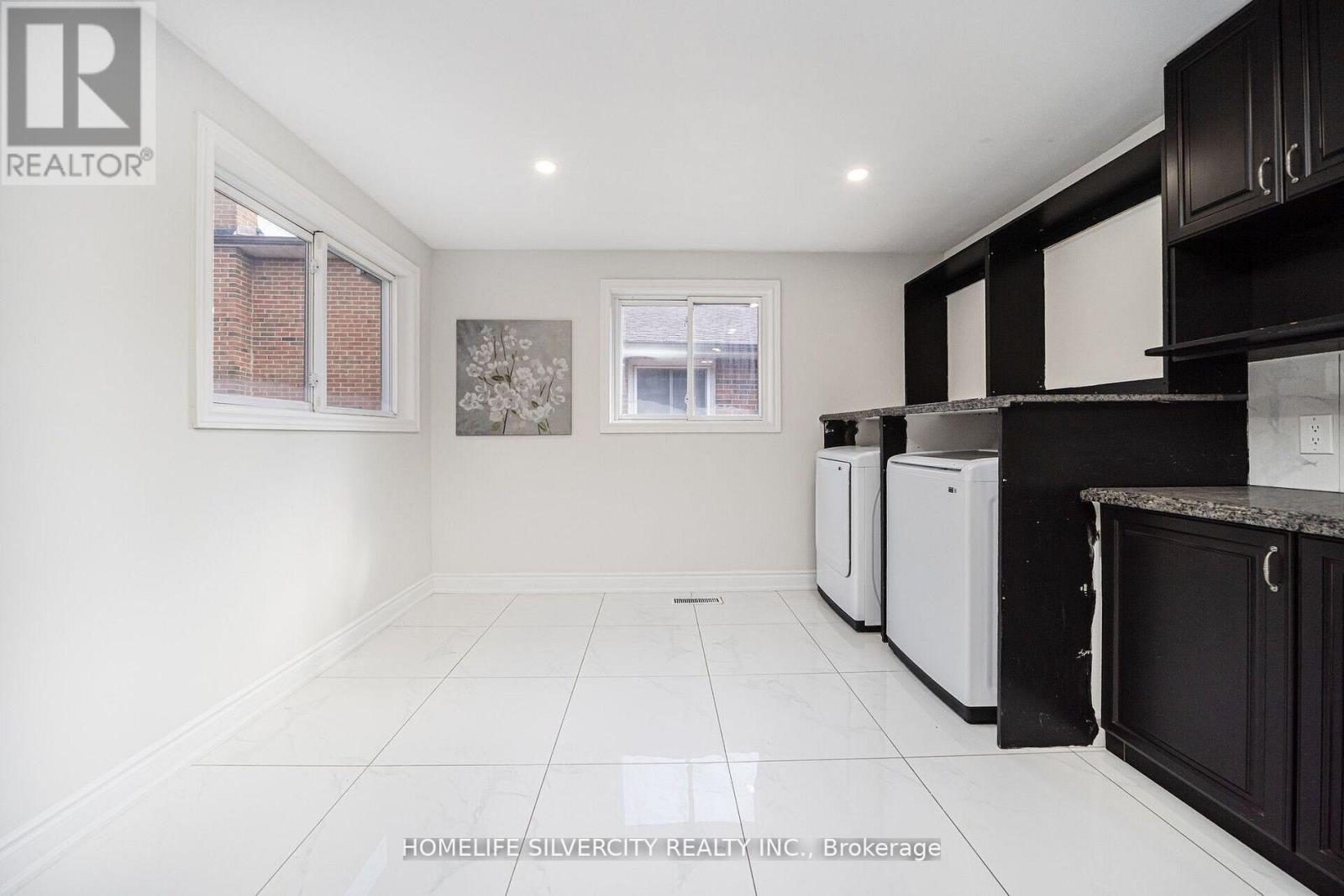 Photo 13 of 71 Massey Street, Brampton ON