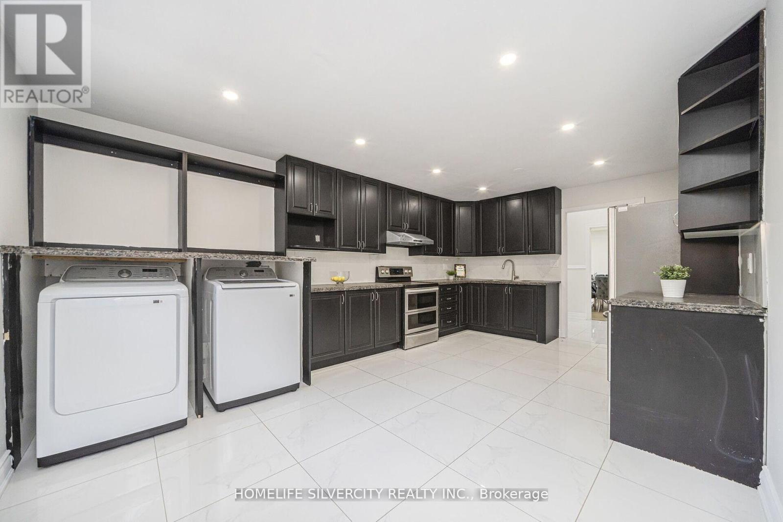 Photo 15 of 71 Massey Street, Brampton ON