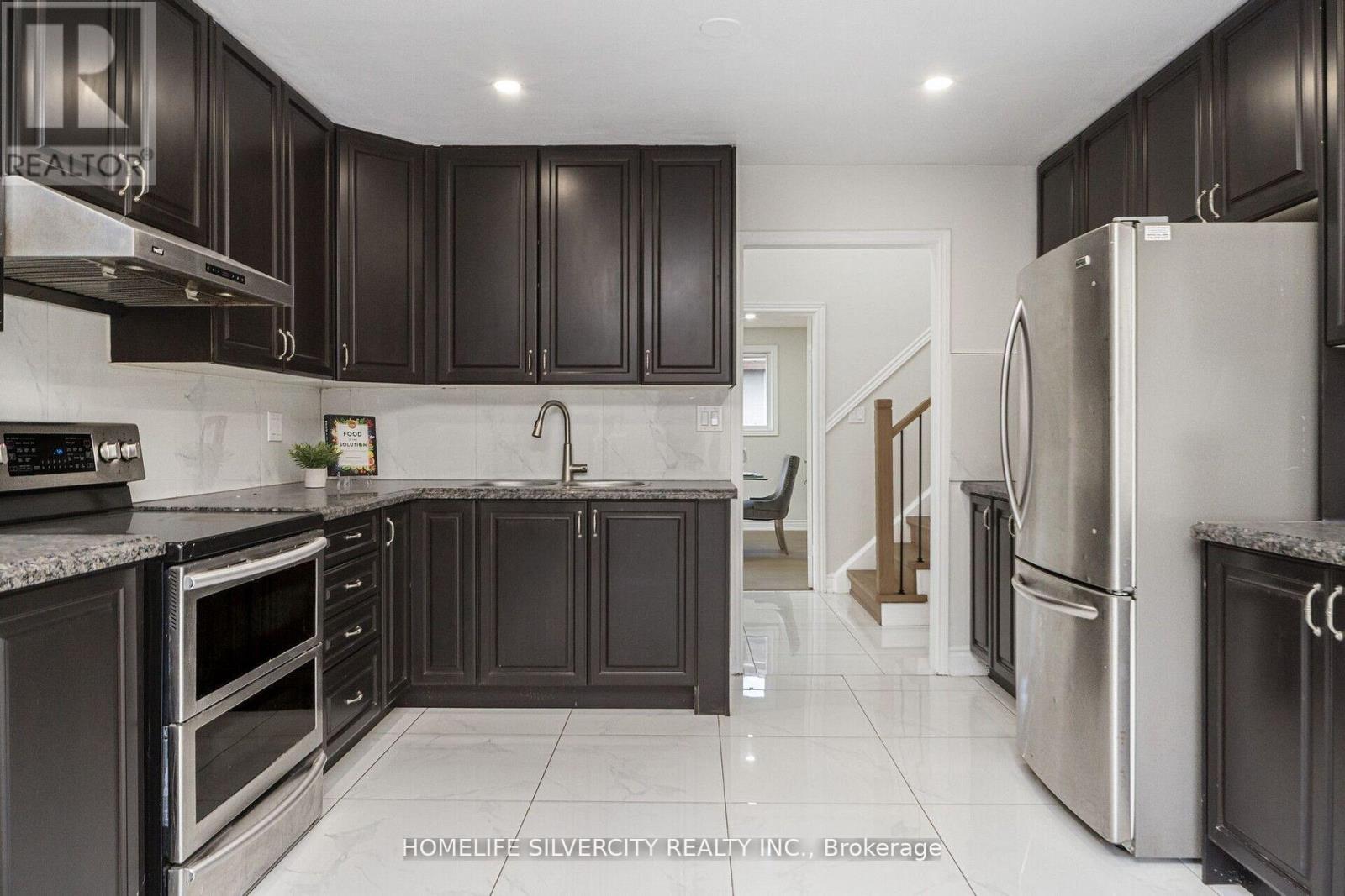 Photo 17 of 71 Massey Street, Brampton ON