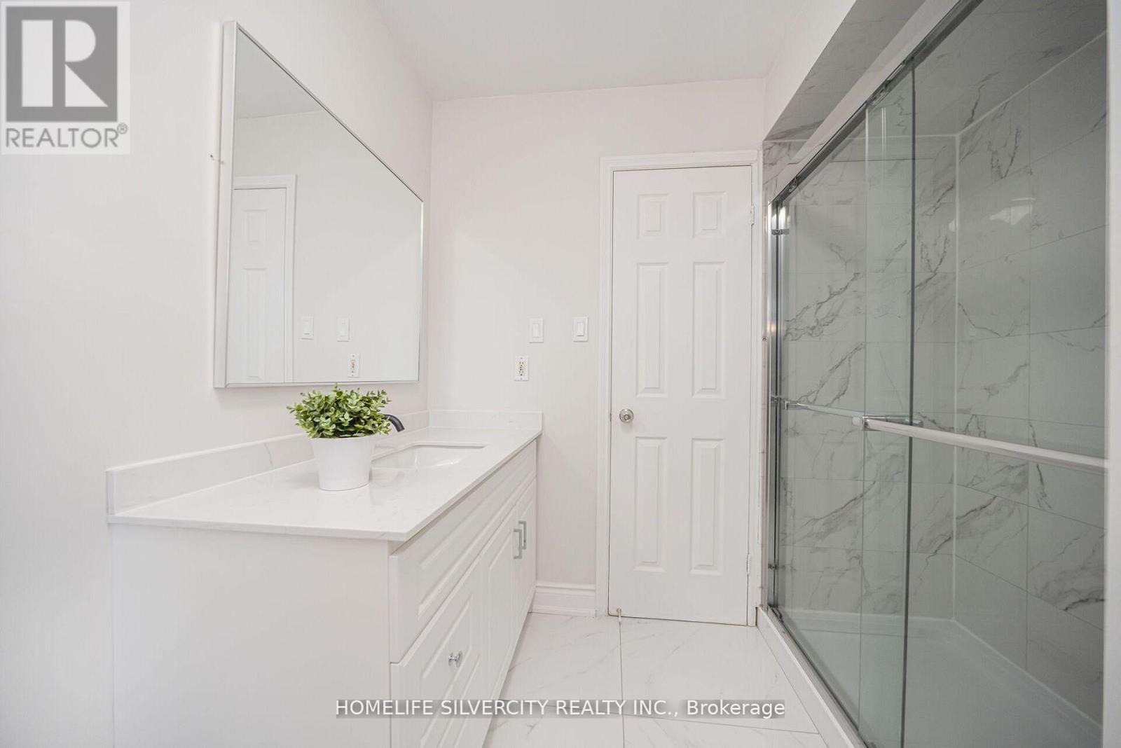 Photo 28 of 71 Massey Street, Brampton ON