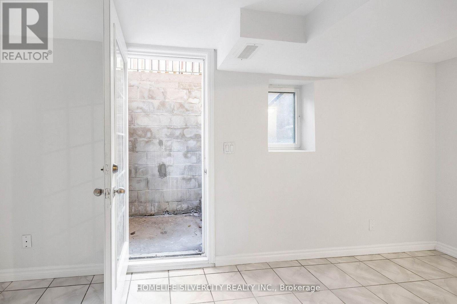 Photo 36 of 71 Massey Street, Brampton ON