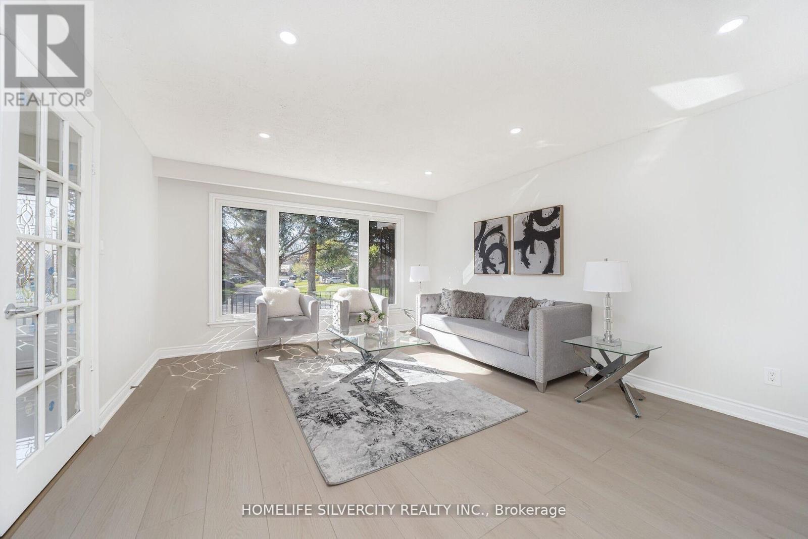 Photo 7 of 71 Massey Street, Brampton ON