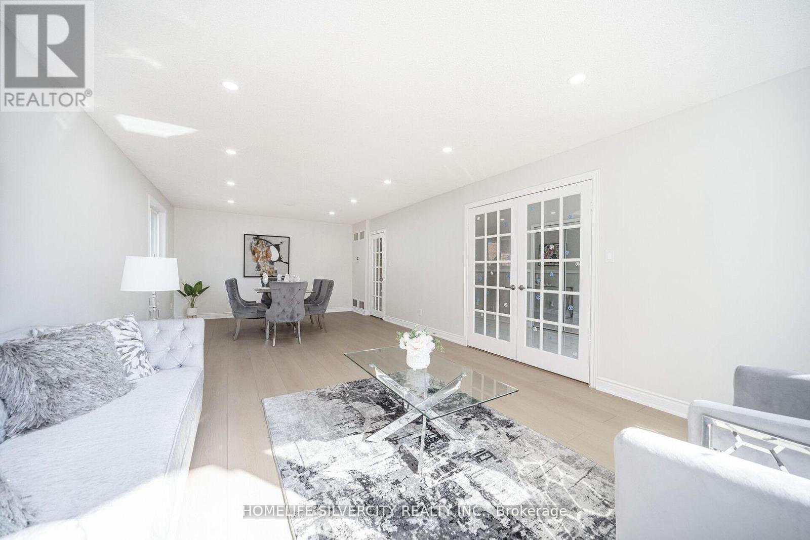 Photo 8 of 71 Massey Street, Brampton ON