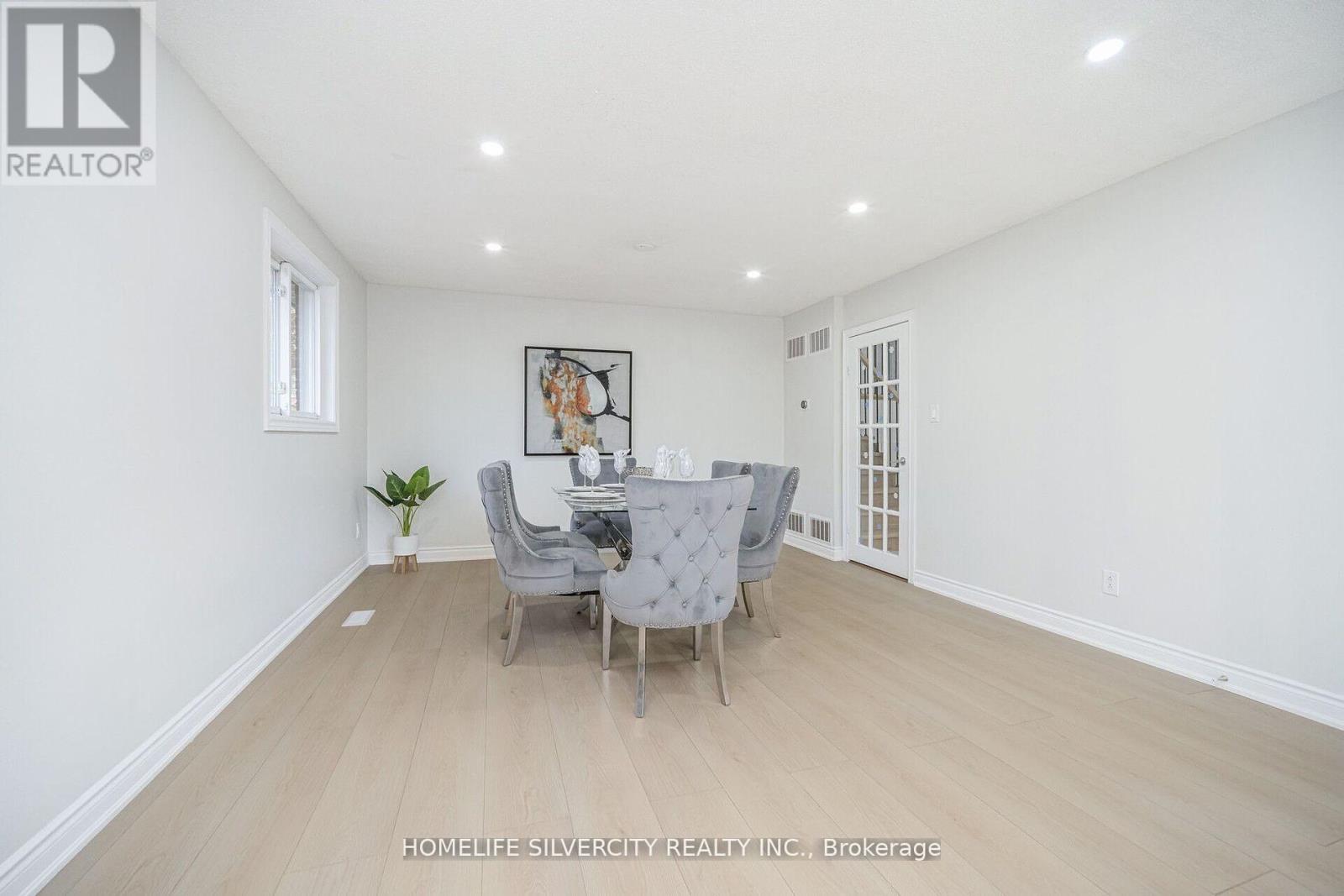 Photo 9 of 71 Massey Street, Brampton ON