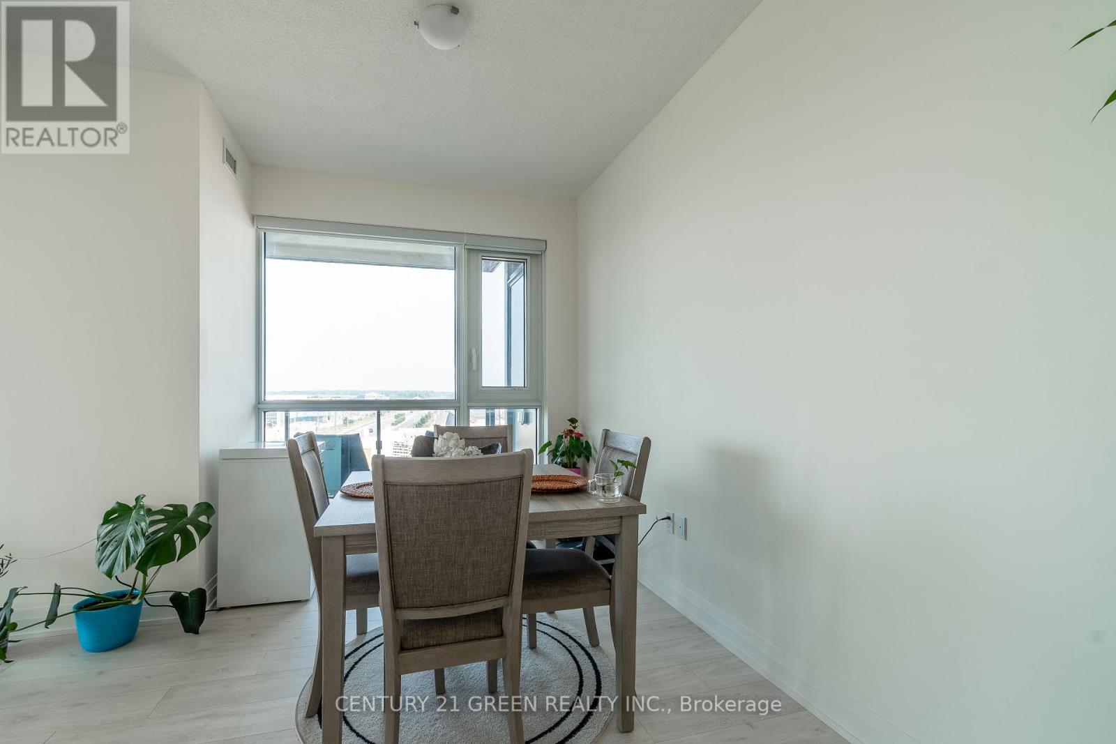Photo 6 of 506 509 Dundas Street W, Oakville ON